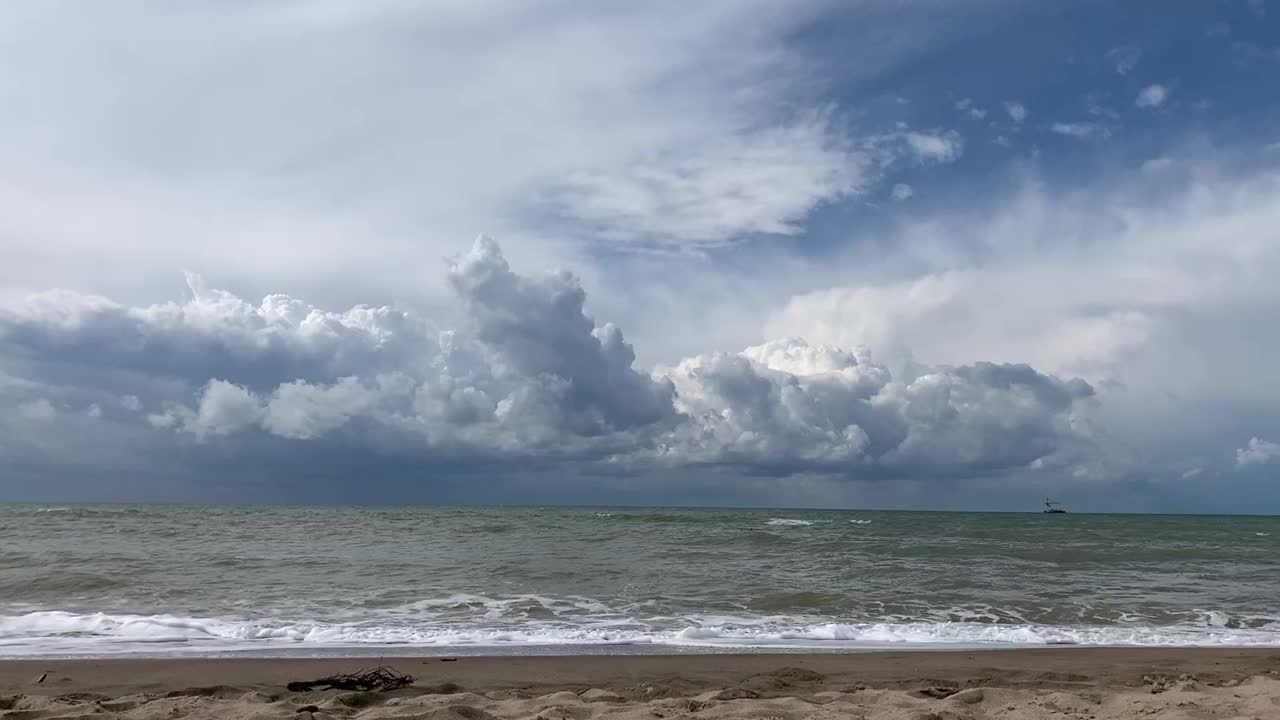 暴风雨的黑海。沿海有阴雨天气。视频素材