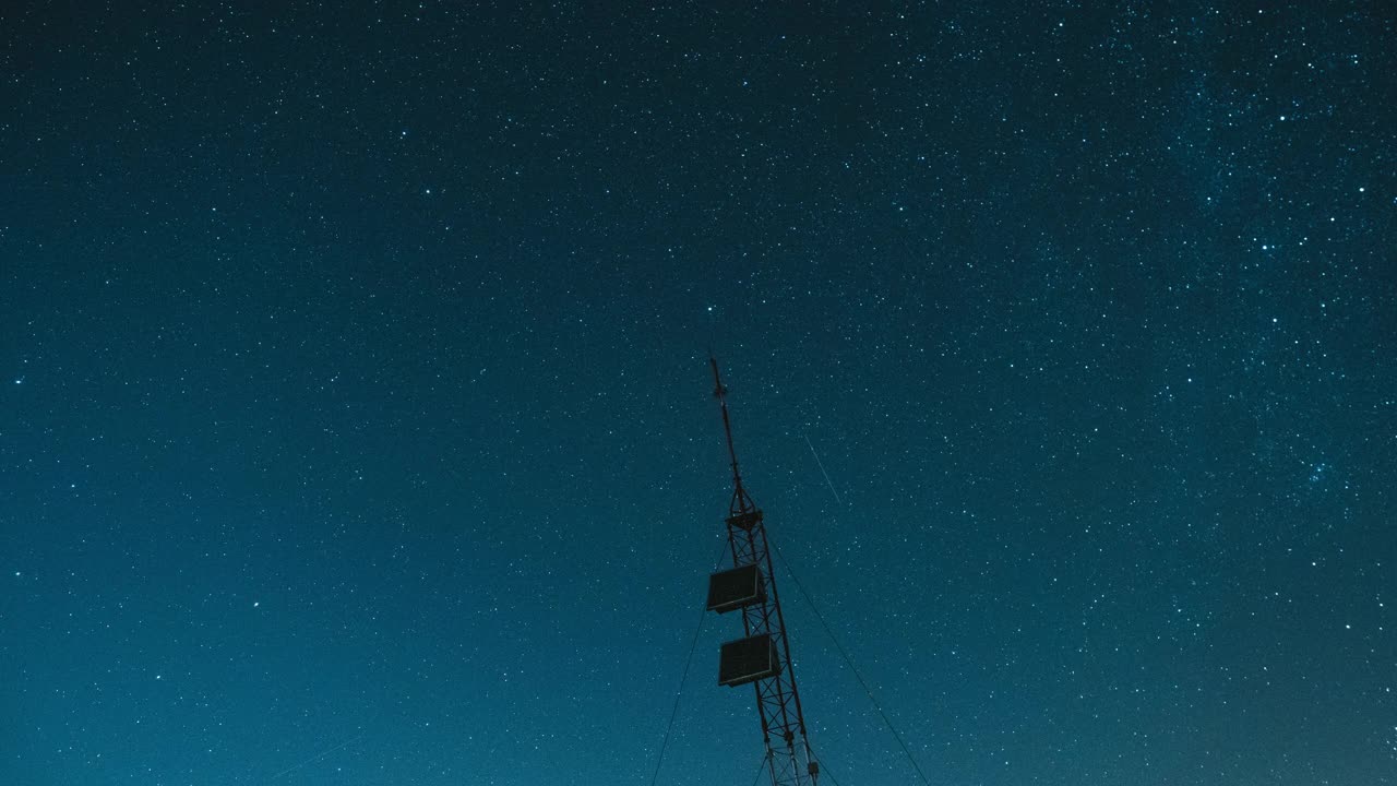 卫星通信塔在星空下的时间流逝视频素材