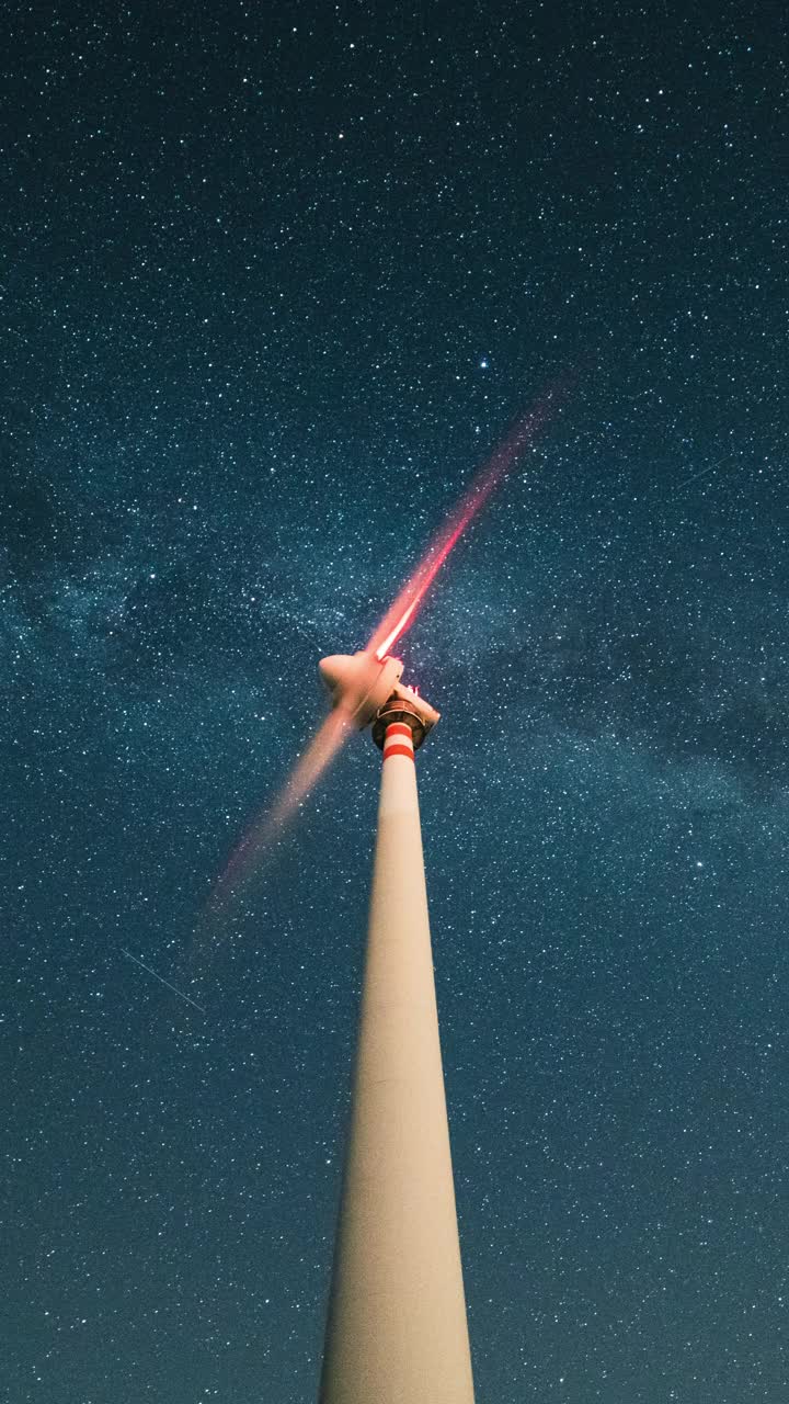 夜晚星空下风力涡轮机的时间流逝视频素材