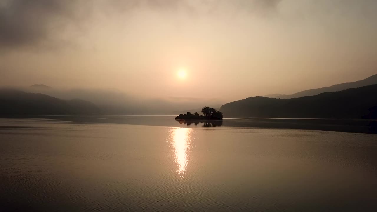 黎明时分，南汉江附近的阳水郡的日出和云海的自然景色/京畿阳平郡视频素材