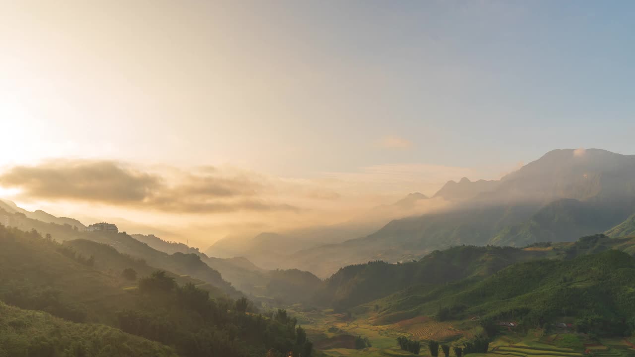 时光流逝，日落山峦，风景秀丽薄雾，黄昏金色时光，天空戏剧性。时光流逝美丽的风景运动高山山脊薄雾平移全景风景黎明戏剧性的天空。视频素材