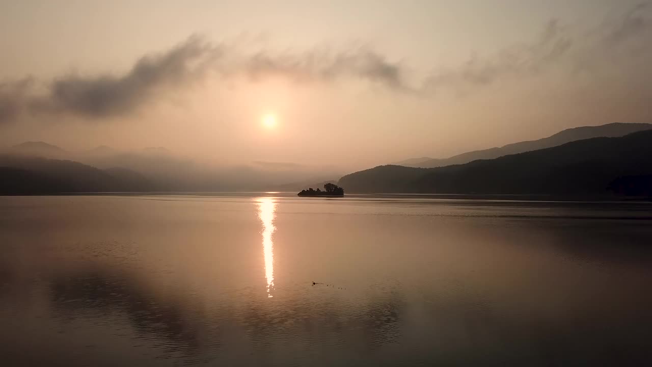 黎明时分，南汉江附近的阳水郡的日出和云海的自然景色/京畿阳平郡视频素材