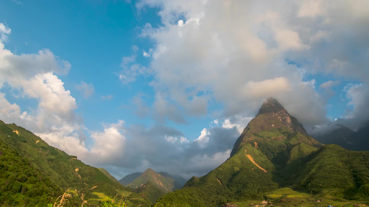 时光流逝美丽的风景山绿色的田野草地白云蓝天晴天。时光流逝，壮丽的绿色风景，大山，小山，云景，山谷全景，乡村，自然风光视频素材