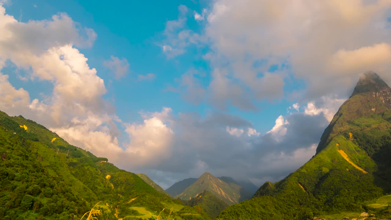 时光流逝美丽的风景山绿色的田野草地白云蓝天晴天。时光流逝，壮丽的绿色风景，大山，小山，云景，山谷全景，乡村，自然风光视频素材