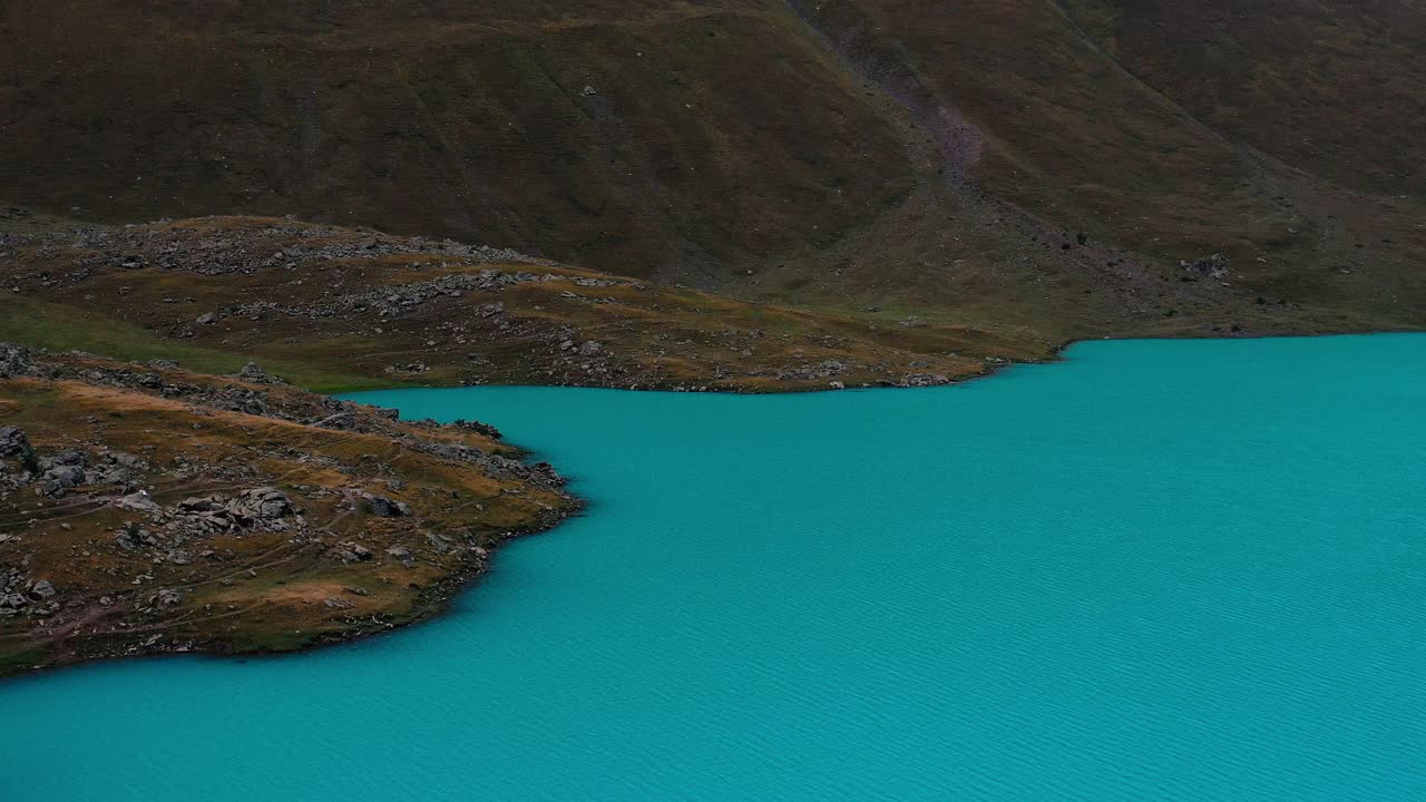 图奎兹冰川湖在吉尔吉斯斯坦山区的鸟瞰图视频素材