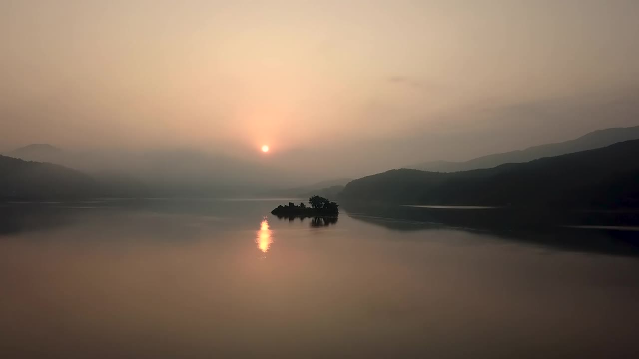 黎明时分，南汉江附近的阳水郡的日出和云海的自然景色/京畿阳平郡视频素材