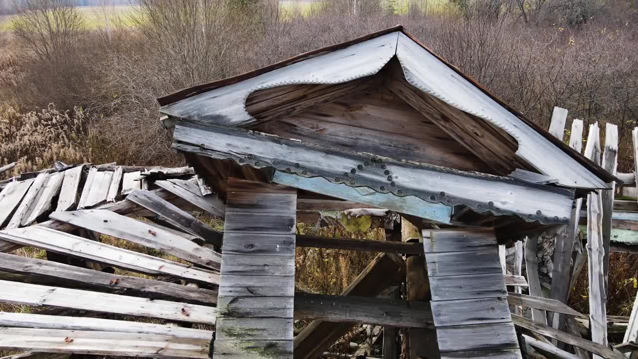 一个废弃的无人居住的农舍，屋顶倒塌，鸟瞰图。视频素材