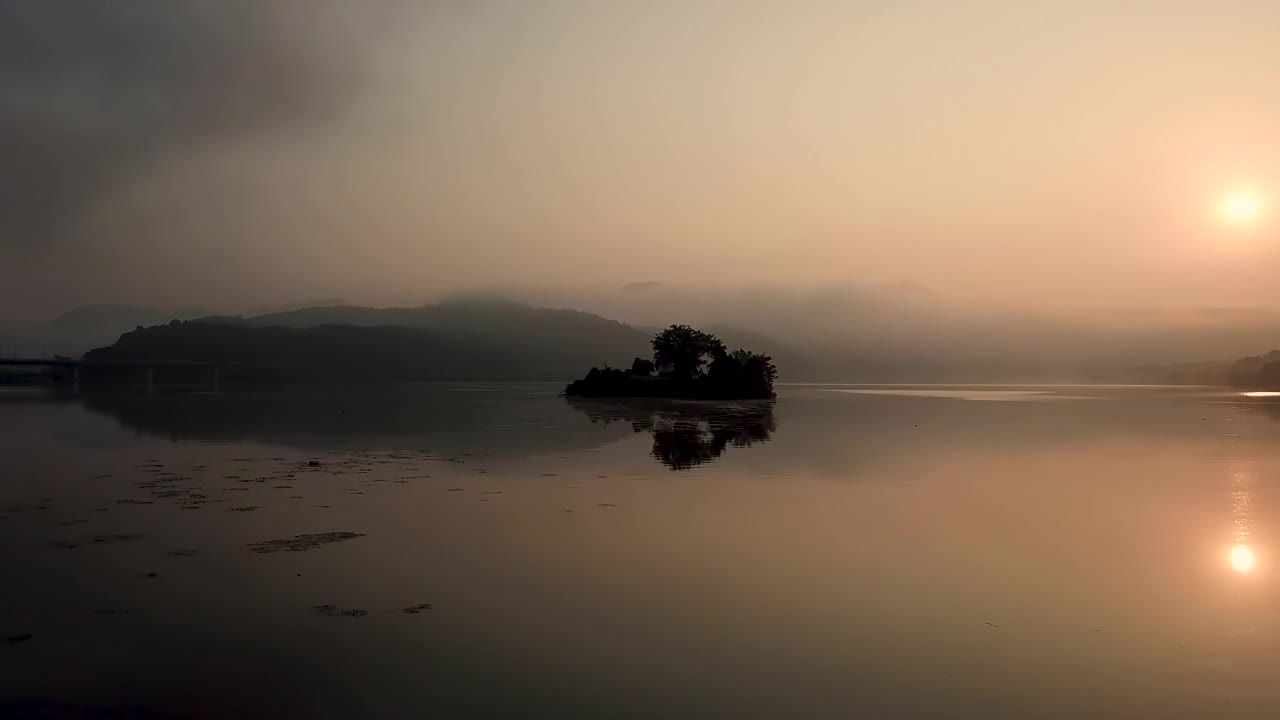 黎明时分，南汉江附近的阳水郡的日出和云海的自然景色/京畿阳平郡视频素材