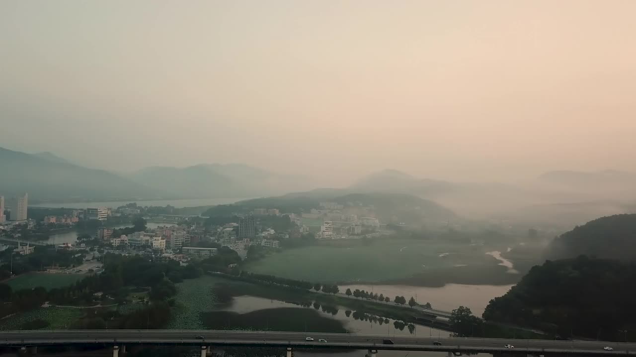 日出和云海的自然风光和车辆行驶在杨水郡、阳西郡、南宗郡等市中心地区的京江路/京畿杨平郡、光州视频素材