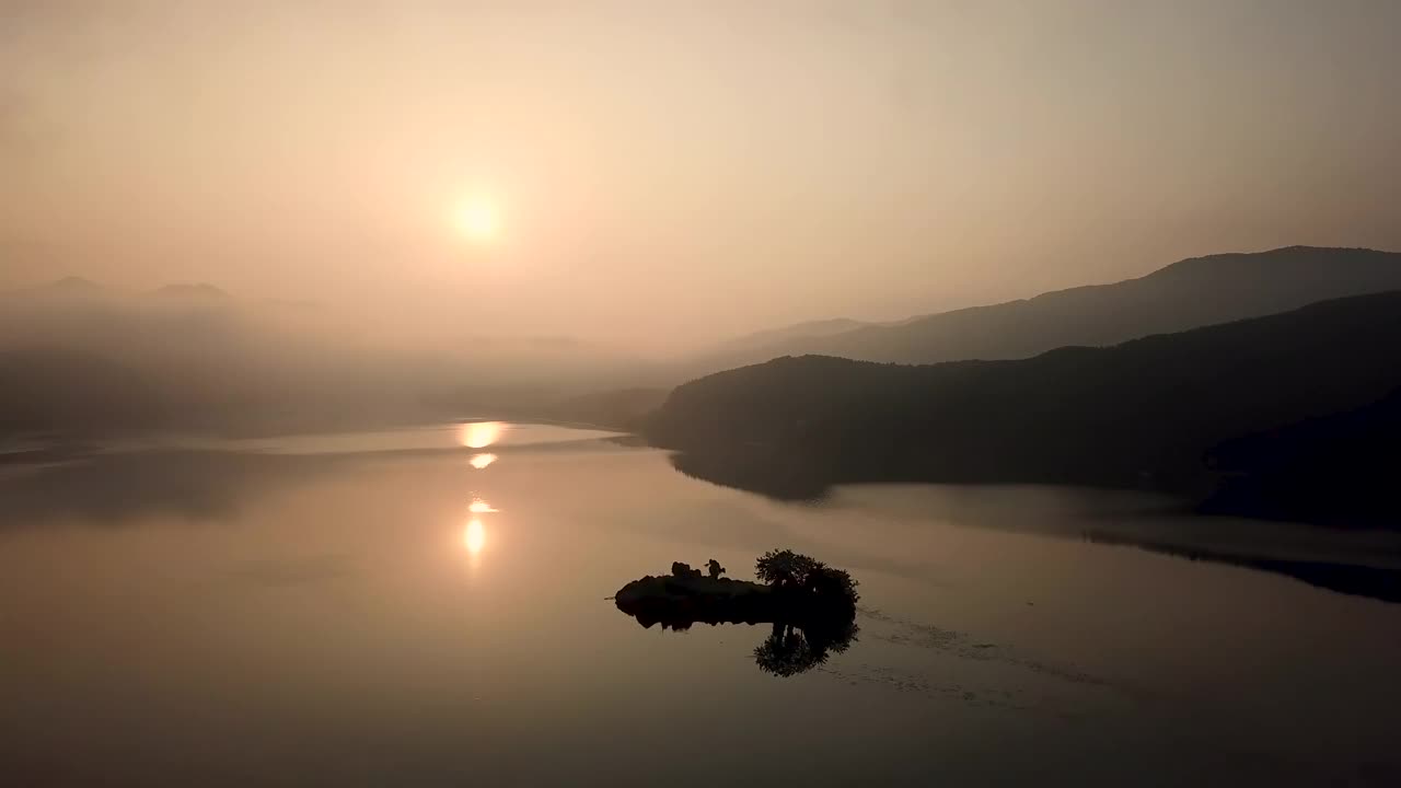 黎明时分，南汉江附近的阳水郡的日出和云海的自然景色/京畿阳平郡视频素材