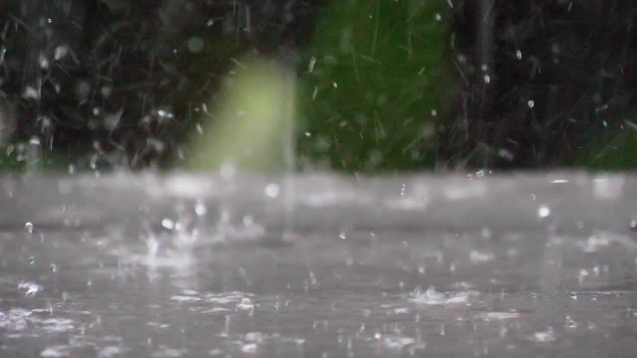 慢速特写镜头雨滴落在地板上弹跳视频素材