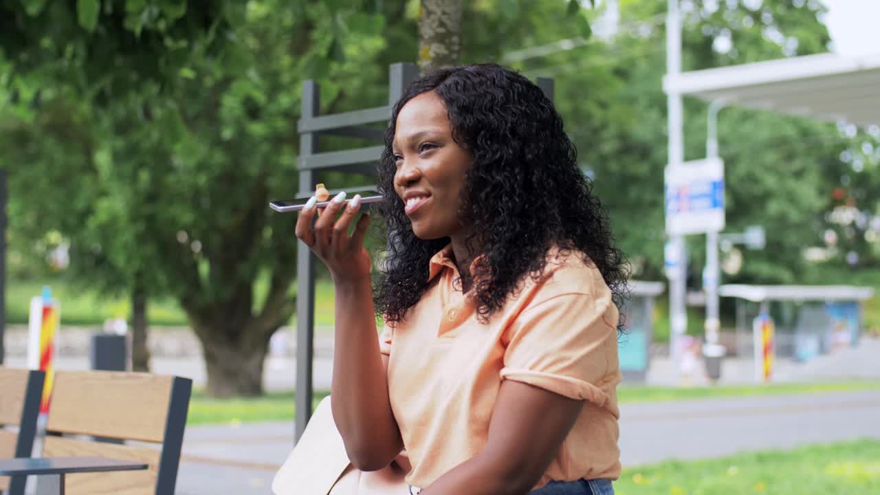 一名非洲妇女正在用智能手机录音视频素材