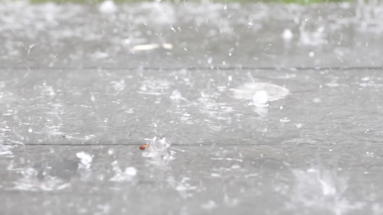 慢动作速度接近现场的雨滴与冰雹落在地板上反弹视频素材