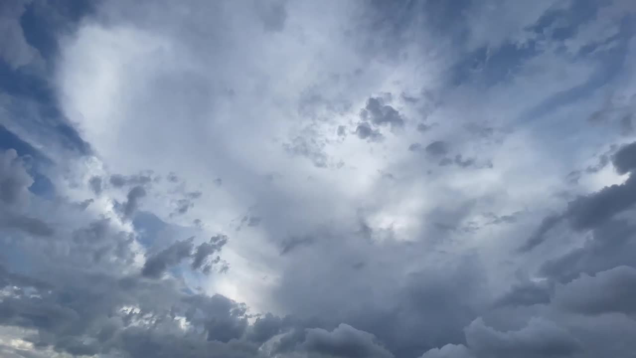 蓝色的天空和大雨云的背景视频素材