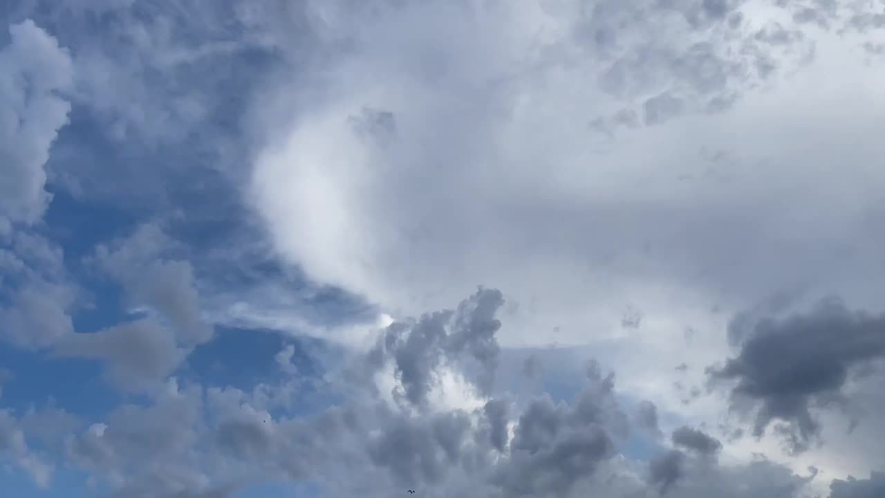 蓝色的天空和大雨云的背景视频素材