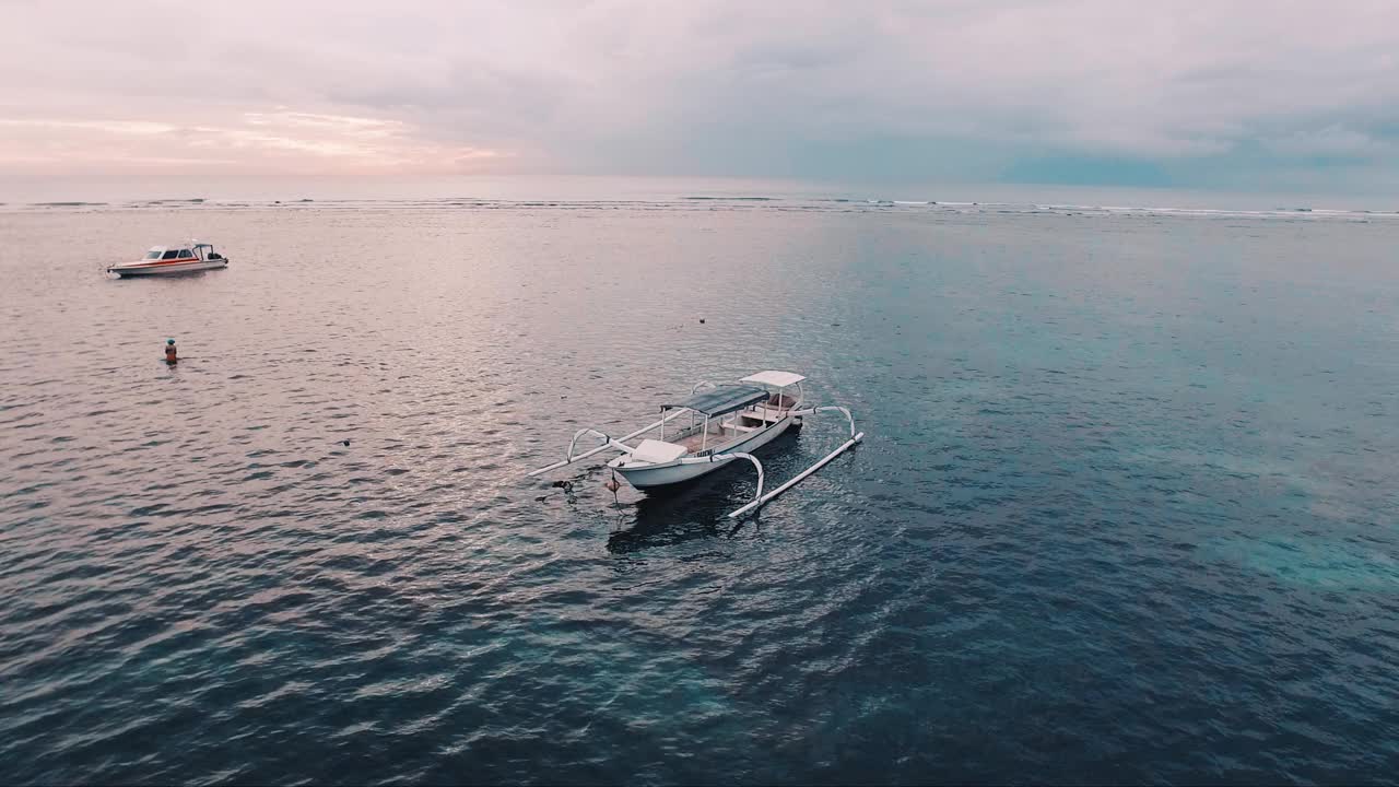 从巴厘岛海滩俯瞰的空中渔船，印度尼西亚视频下载