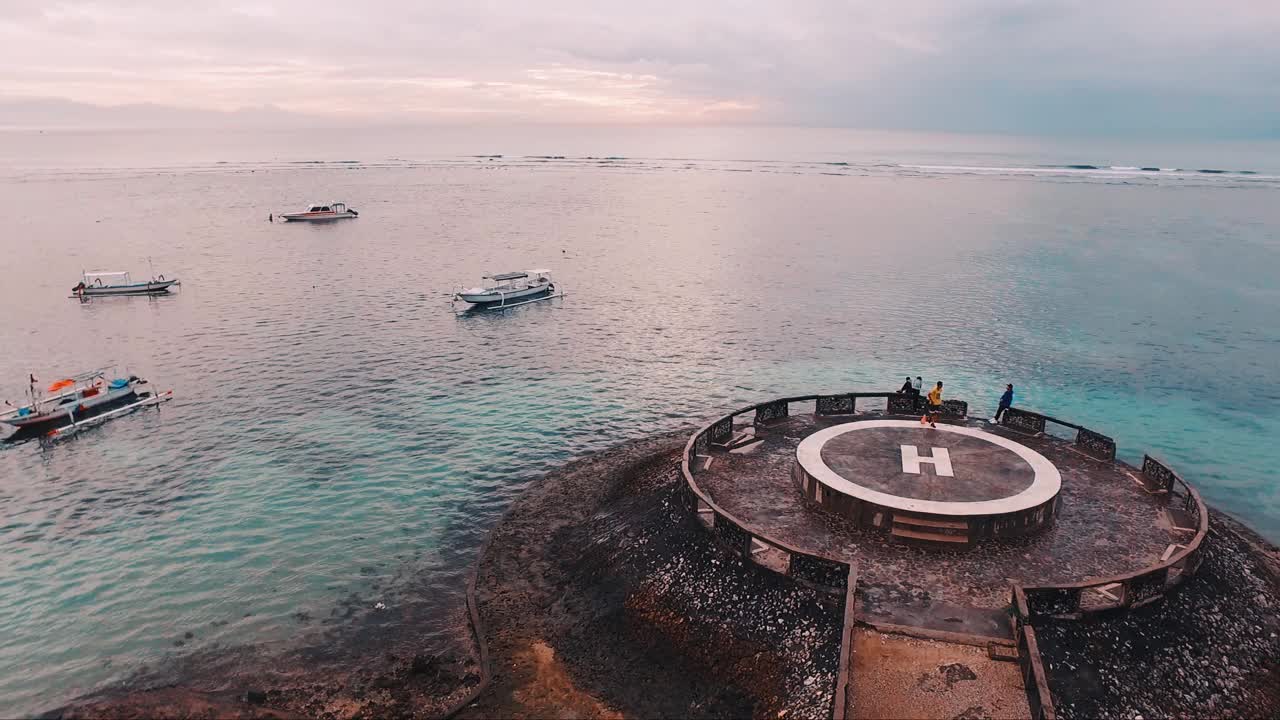 从印尼巴厘岛的沙努尔海滩上，从空中船只和直升机起降场观看视频下载