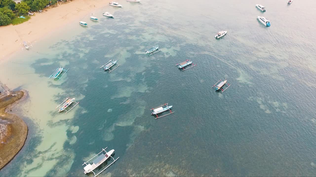 从巴厘岛海滩俯瞰的空中渔船，印度尼西亚视频素材