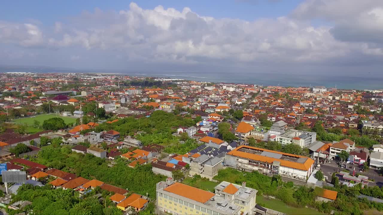 从登巴萨鸟瞰住宅，巴厘岛印度尼西亚视频素材