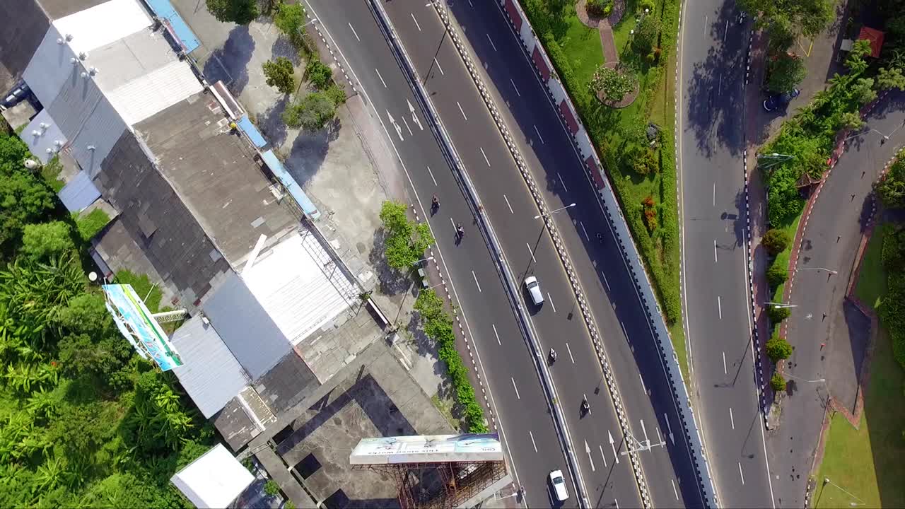 鸟瞰巴厘岛十字路口街景，印度尼西亚视频下载