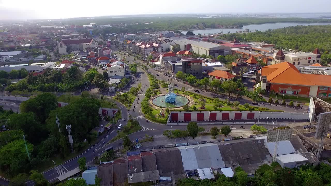 鸟瞰巴厘岛十字路口街景，印度尼西亚视频素材