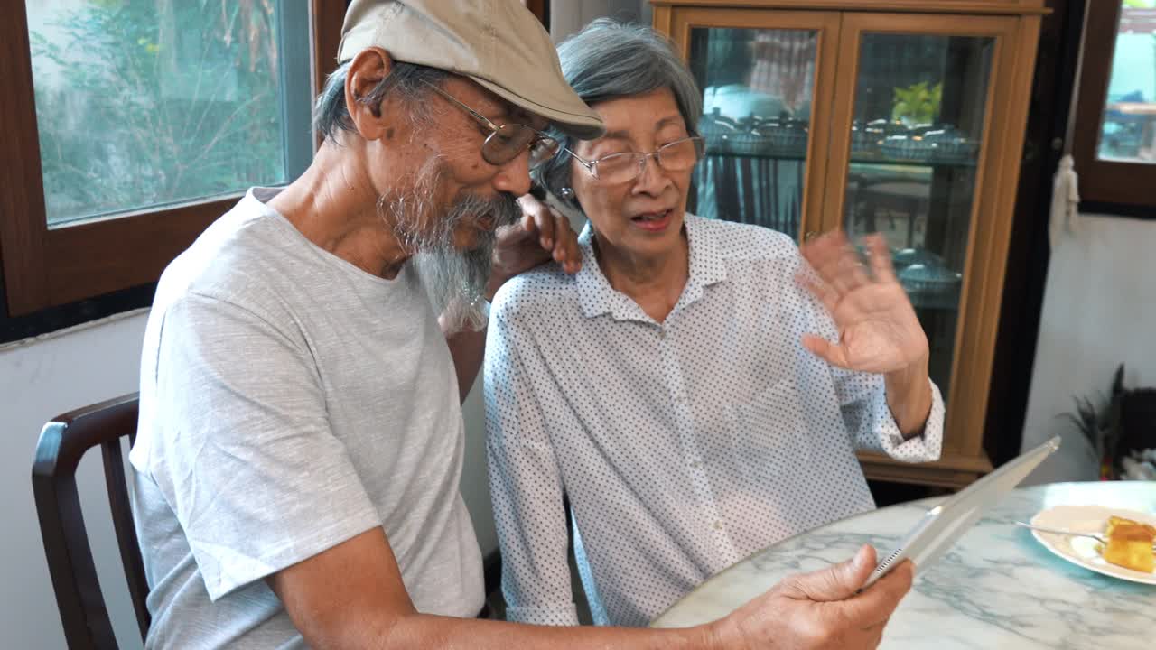 亚洲老年夫妇与家人视频通话视频素材