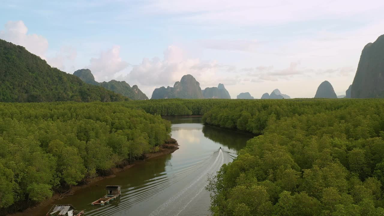 鸟瞰红树林在泰国，攀牙湾日落。你可以看到泰国的山脉和雨林。视频素材