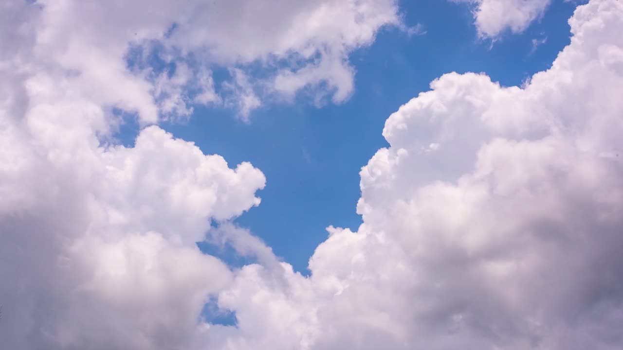 时间的流逝天空中的白云在雨前聚集视频素材