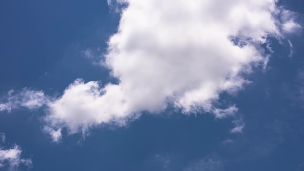 时间的流逝雨前，天上的白云在聚集视频下载