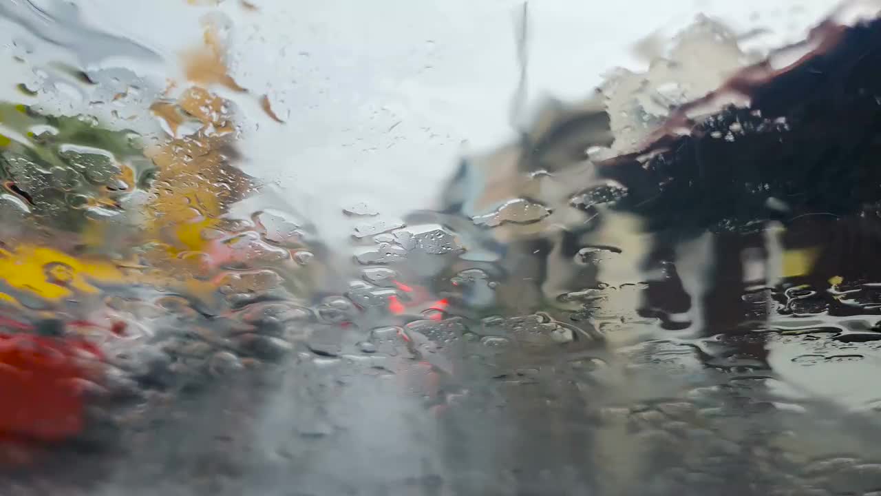 个人视角或在雨中驾驶的视角视频素材