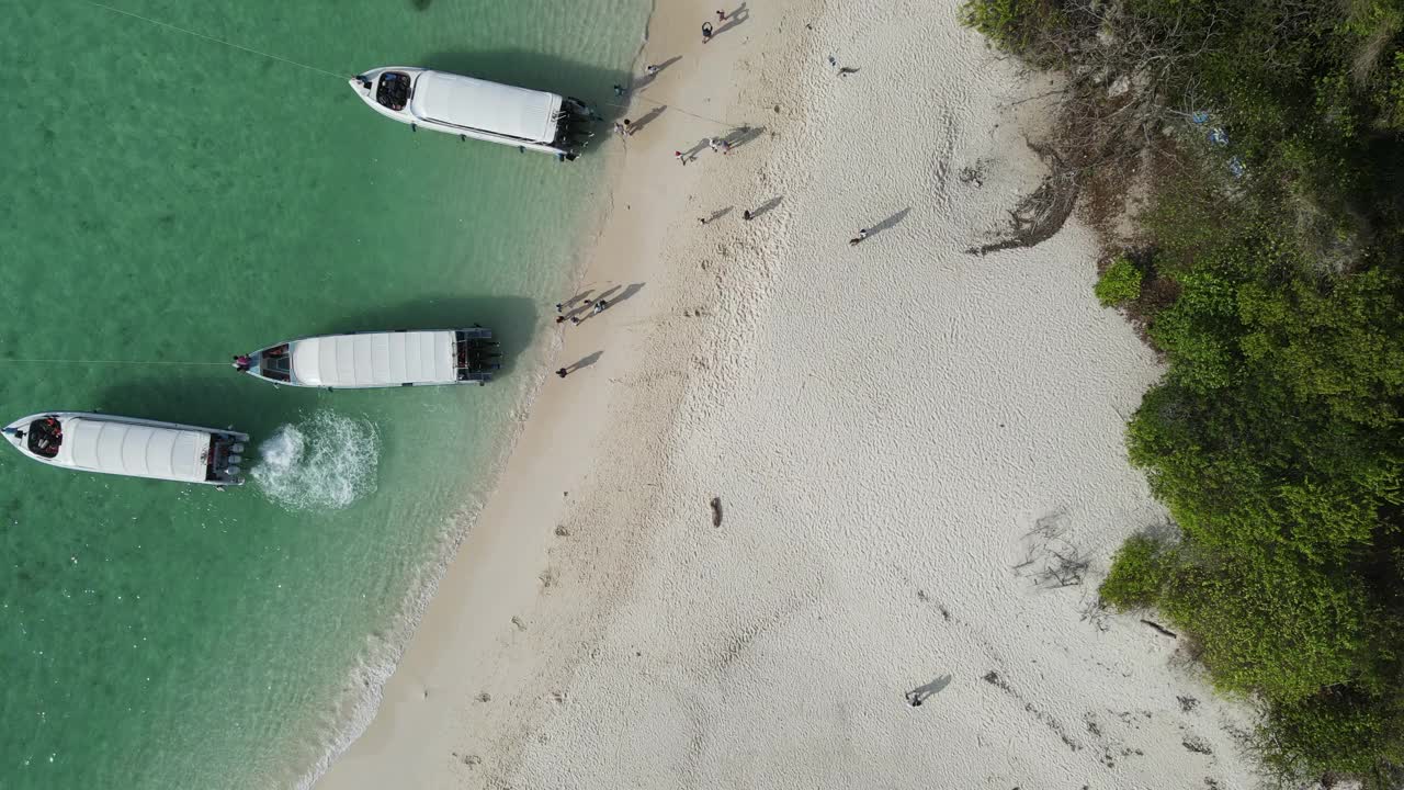 俯瞰无人机拍摄的一艘旅游船，带着游客去看海翡翠热带海的珊瑚，Koh Lipe岛，泰国南部视频素材