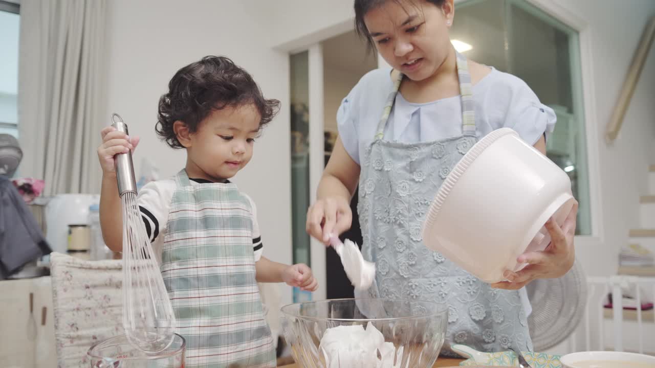 母亲和儿子一起做甜点视频下载