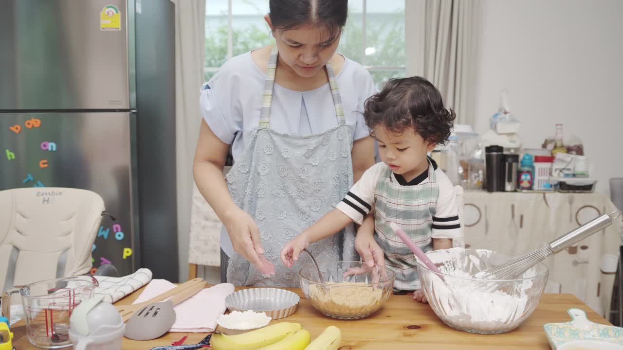 母亲和儿子一起做甜点视频下载