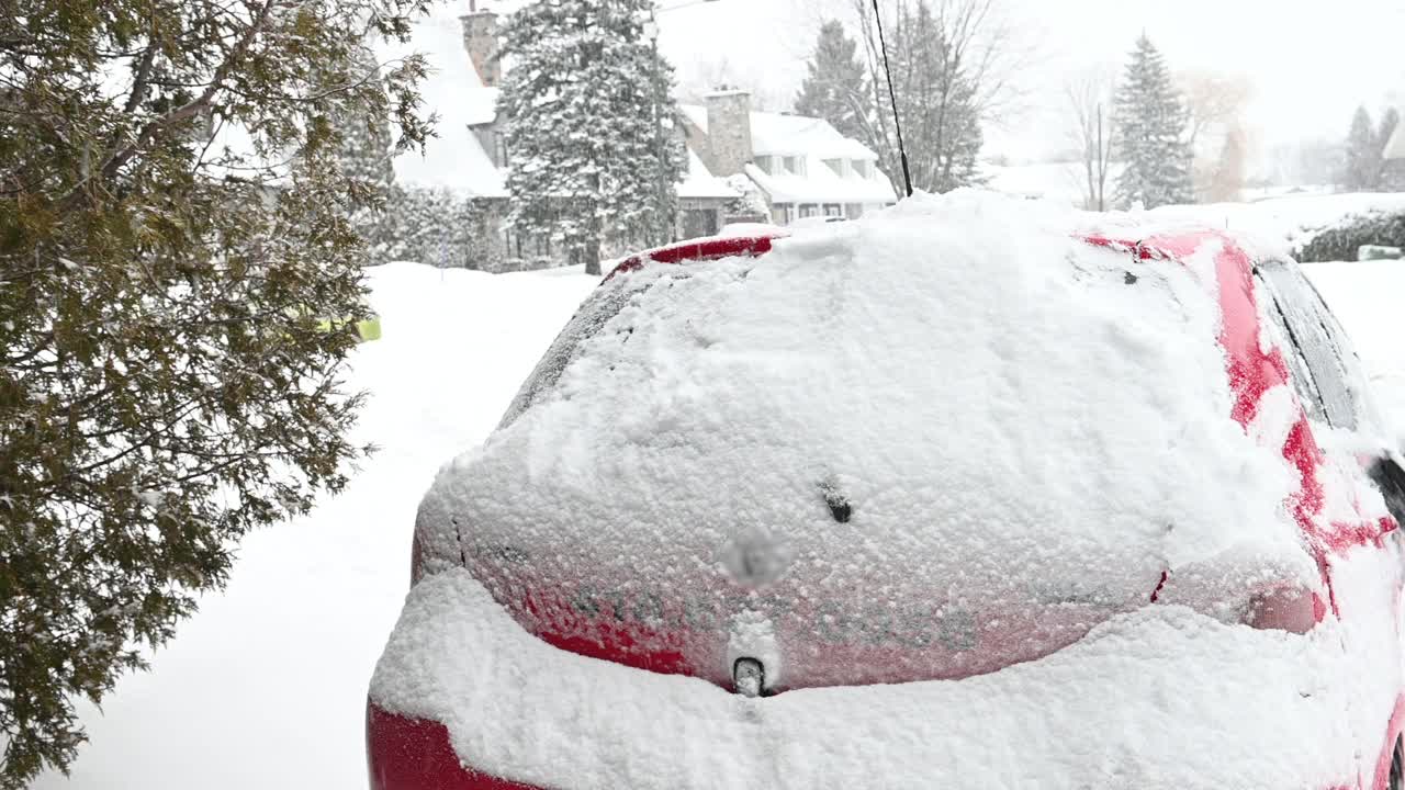 汽车除冰除风雪冬季暴雪视频素材