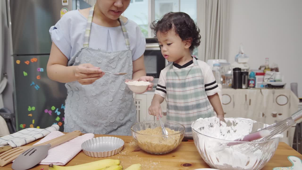 母亲和儿子一起做甜点视频下载