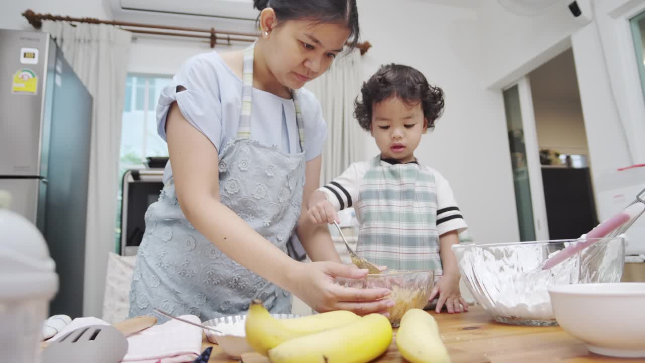 母亲和儿子一起做甜点视频素材