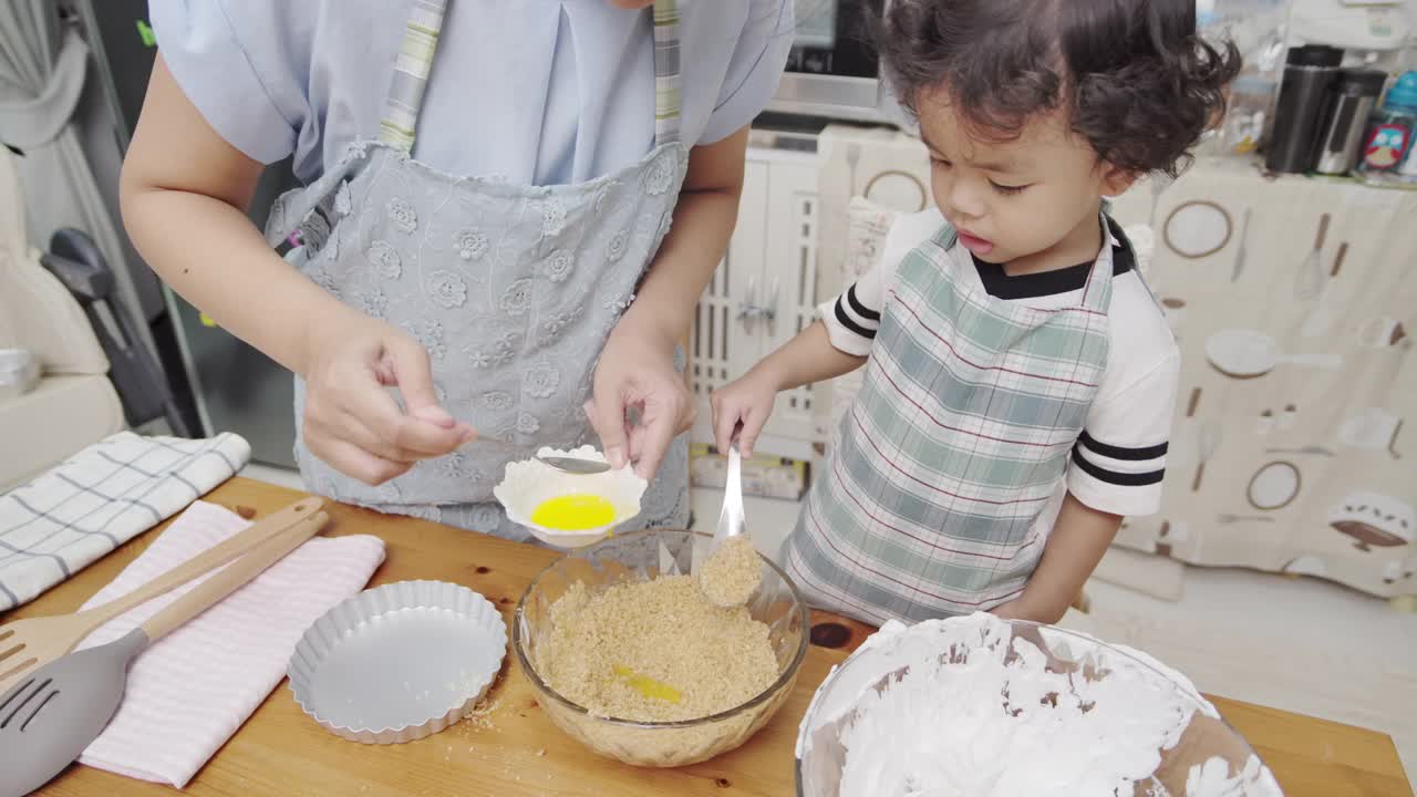 母亲和儿子一起做甜点视频下载