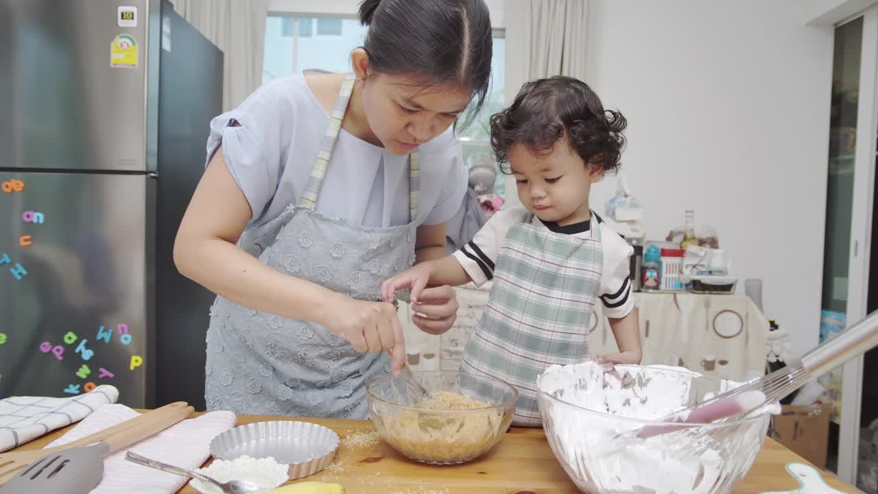 母亲和儿子一起做甜点视频下载