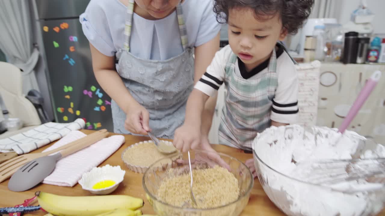 母亲和儿子一起做甜点视频下载