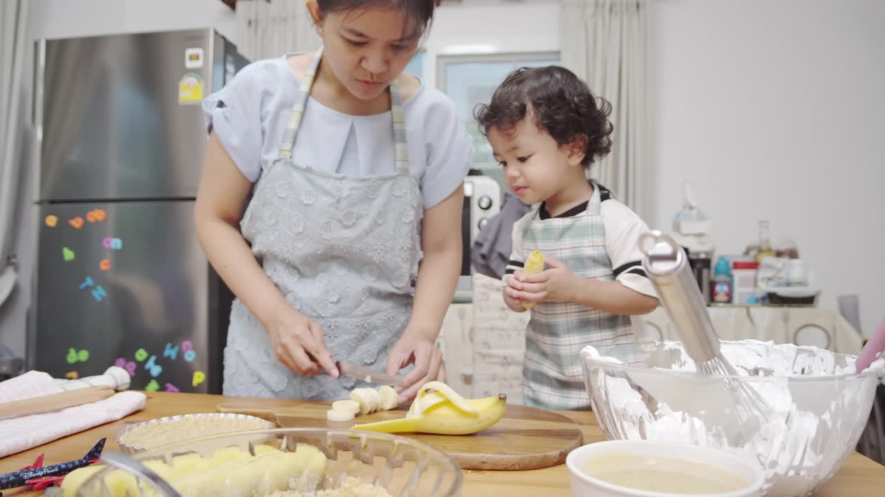 母亲和儿子一起做甜点视频素材