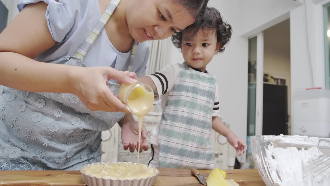 母亲和儿子一起做甜点视频素材