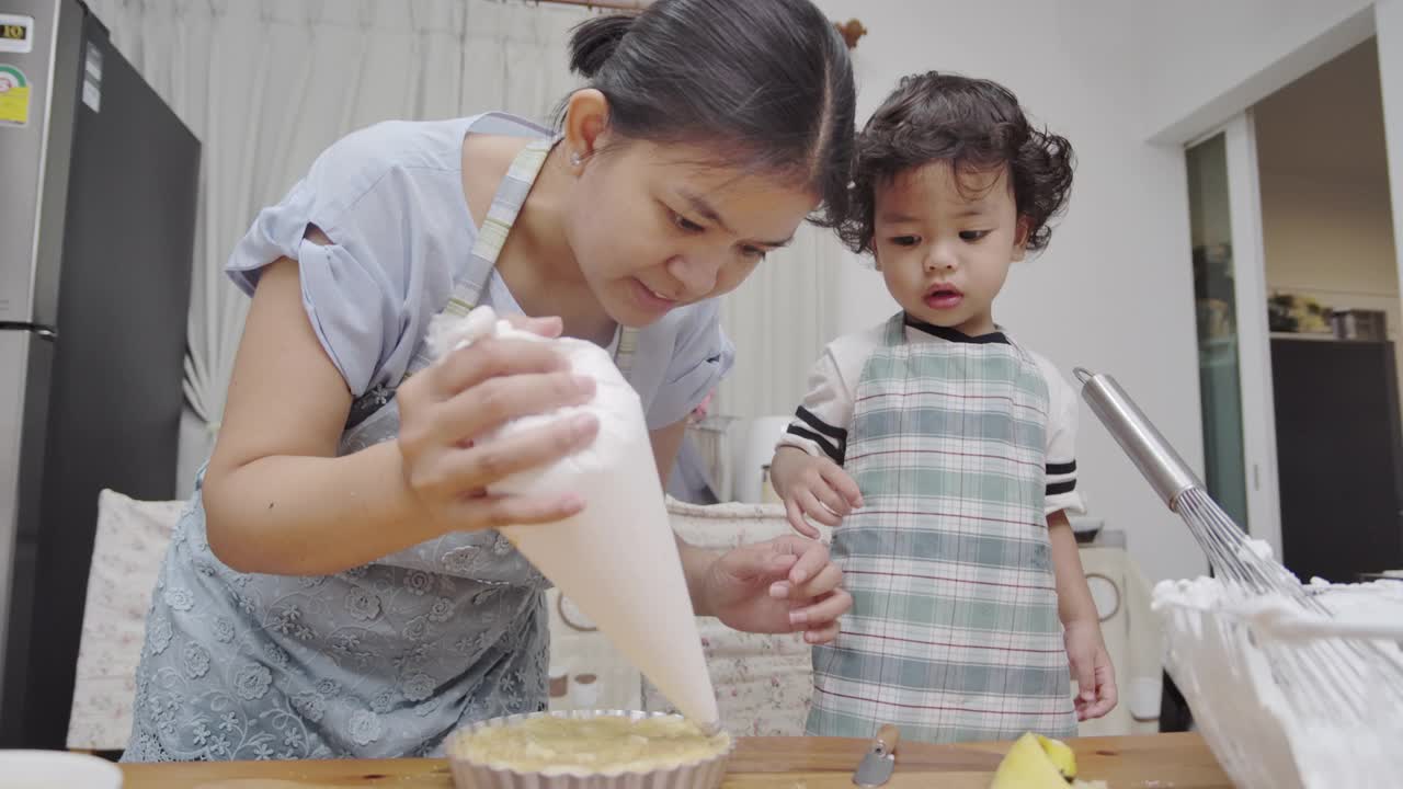 母亲和儿子一起做甜点视频下载