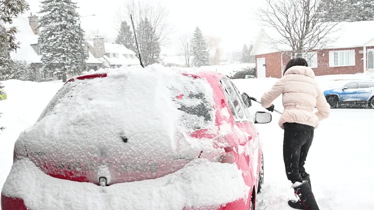 汽车除冰除风雪冬季暴雪视频素材