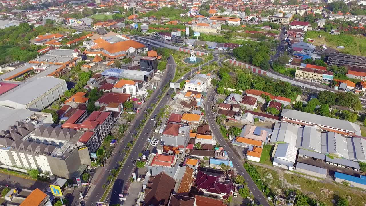 从登巴萨鸟瞰城市住宅，巴厘岛，印度尼西亚视频素材