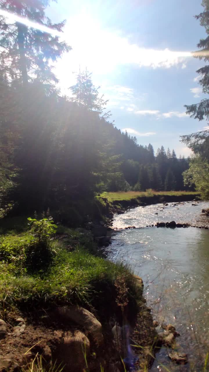 汽车旅行概念寻找露营地附近的山河视频素材