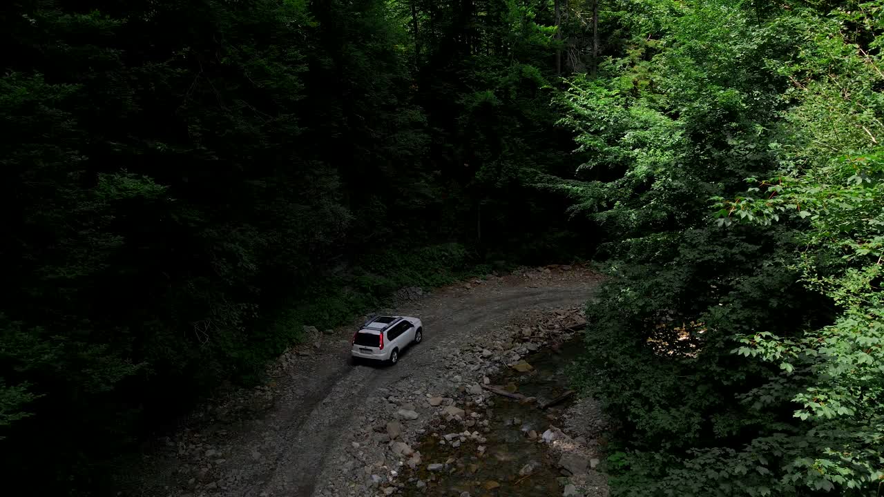 跟着车经过山峡视频素材