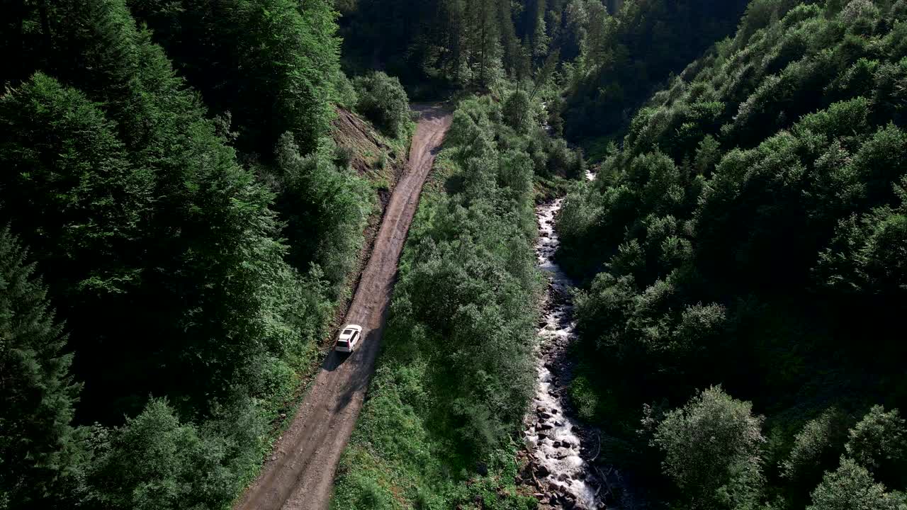 跟着车经过山峡视频素材