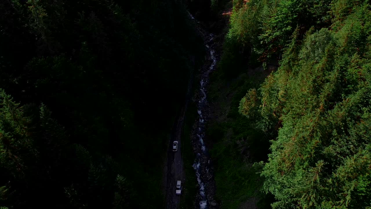 跟着车经过山峡视频素材