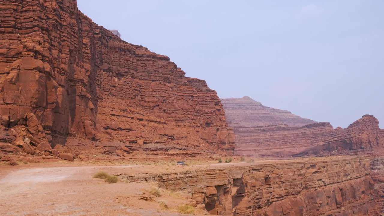 汽车沿着峡谷路行驶视频下载