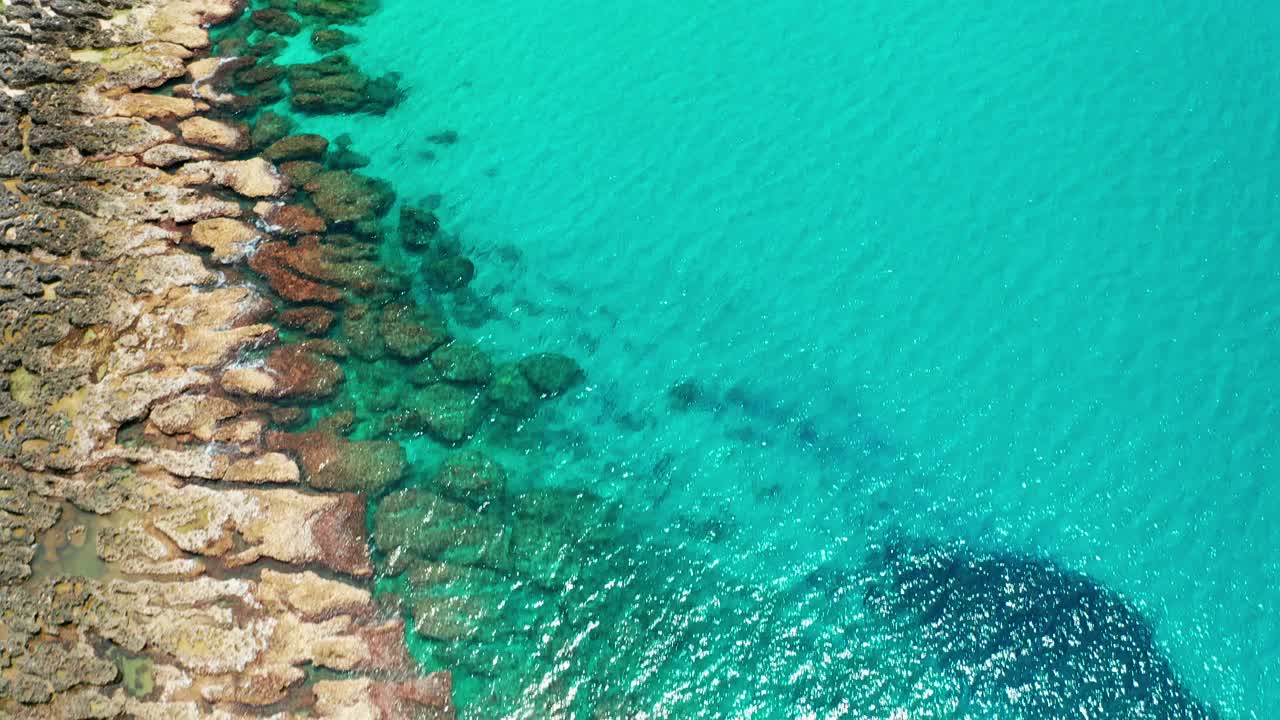 鸟瞰美丽的海滩和海岸线视频素材